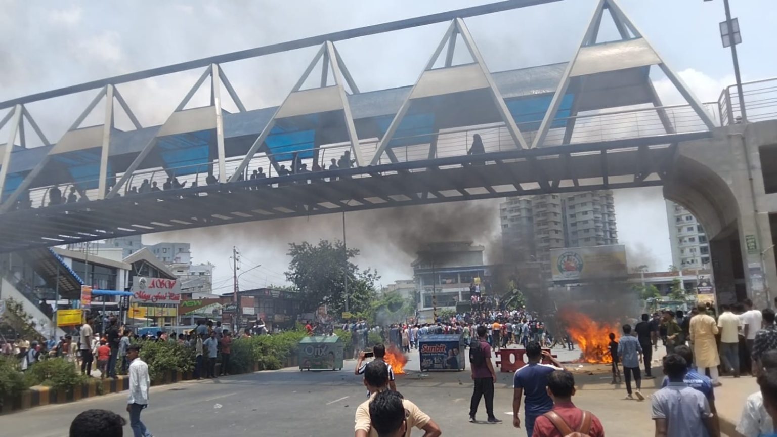 ক্যান্টনমেন্টের ইসিবি চত্ত্বরে কোটা আন্দোলন কারী শিক্ষার্থীদের সাথে ছাত্রলীগের ব্যাপক সংঘর্ষ