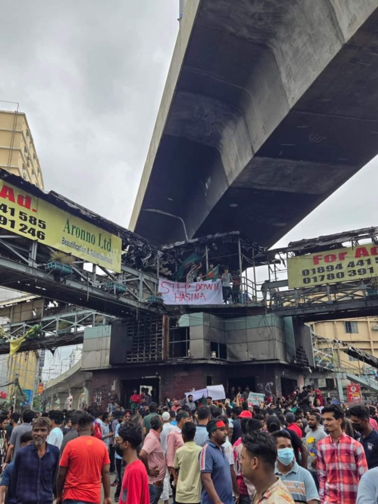 মুহুর্মুহু স্লোগানে প্রকম্পিত মিরপুর ১০