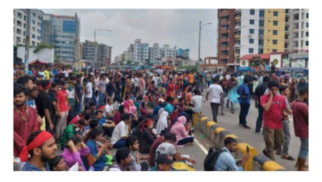 মিরপুর ডিওএইচএসে শিক্ষার্থীদের বিক্ষোভ
