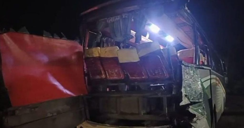 নাটোরে বাস-ট্রাক সংঘর্ষে নিহত ২