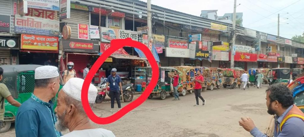 ইসিবি চত্বরে যানজট নিরসনে কাজ করছে পুলিশ ও ছাত্রজনতা