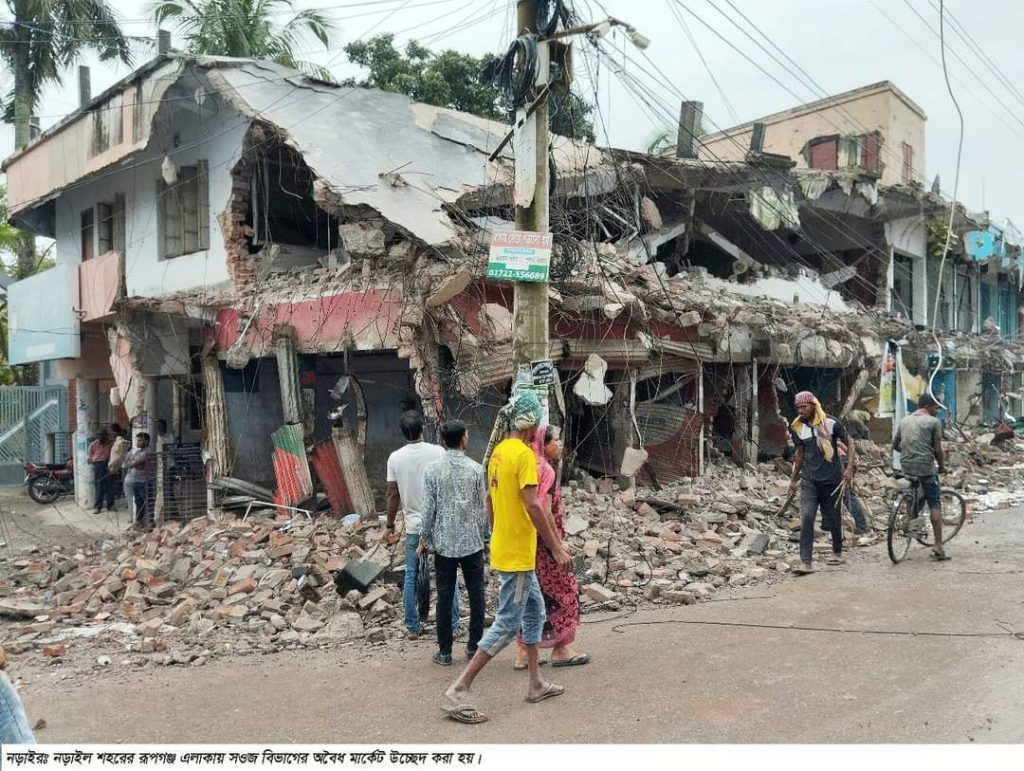 নড়াইলে চারলেন সড়ক নির্মাণে অবৈধ স্থাপনা উচ্ছেদ সওজের