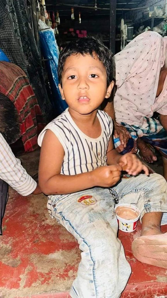 বালুঘাটে একজন ছেলে বাচ্চার সন্ধান পাওয়া গিয়াছে… বাবার নাম: আকাশ