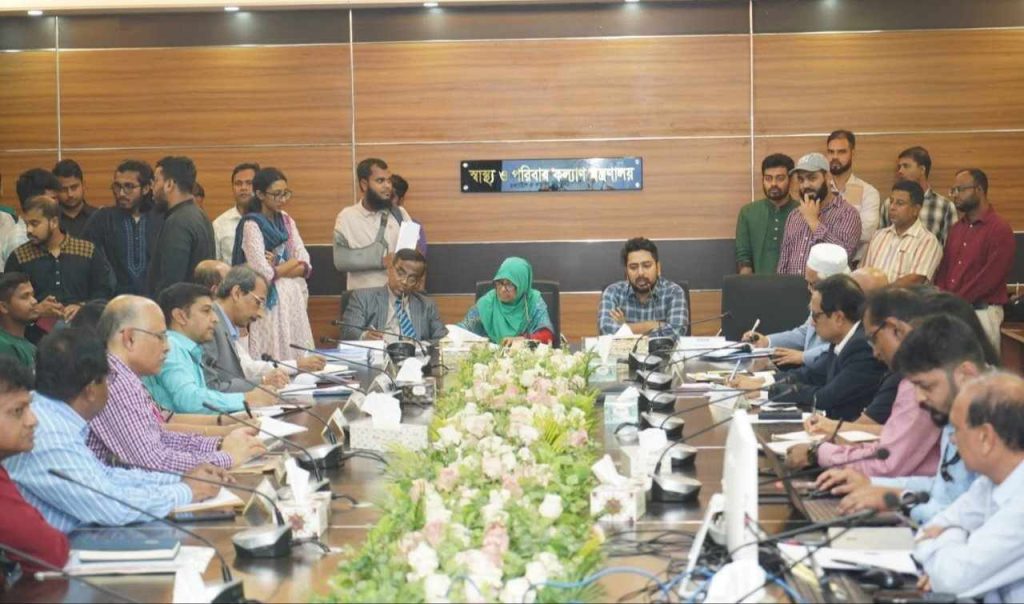 বৈষম্যবিরোধী আন্দোলনে আহতদের সঙ্গে স্বাস্থ্য ও তথ্য উপদেষ্টার মতবিনিময়