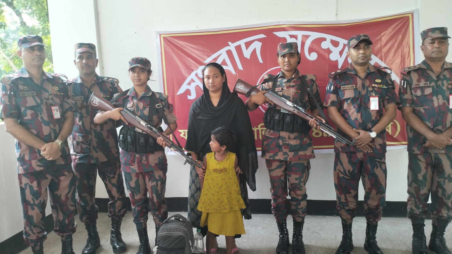 বেনাপোল সীমান্ত থেকে ভারতীয় নাগরিক মা-মেয়ে আটক।