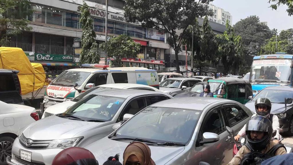 যানজটে নাকাল মানুষ, পায়ে হেঁটে যাচ্ছেন গন্তব্যে