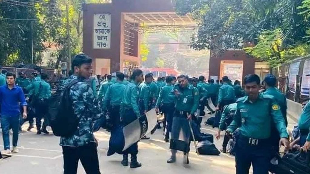 তিতুমীর কলেজে বিপুল সংখ্যক পুলিশ মোতায়েন