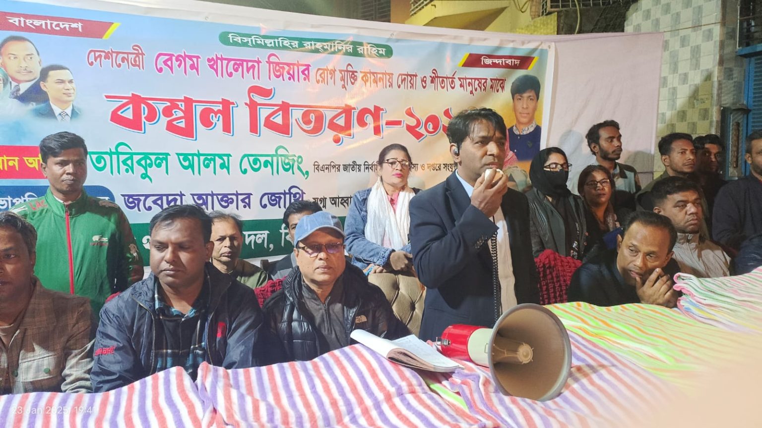 কাফরুল থানা মহিলা দলের উদ্যোগে কম্বল বিতরণ- দৈনিক জনজাগরণ