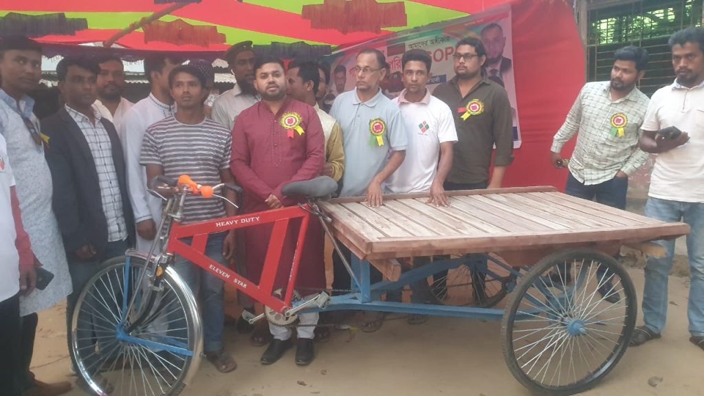 চৌদ্দগ্রামে গণধিকার পরিষদের পক্ষ থেকে দরিদ্র পরিবারকে ভ্যানগাড়ি উপহার