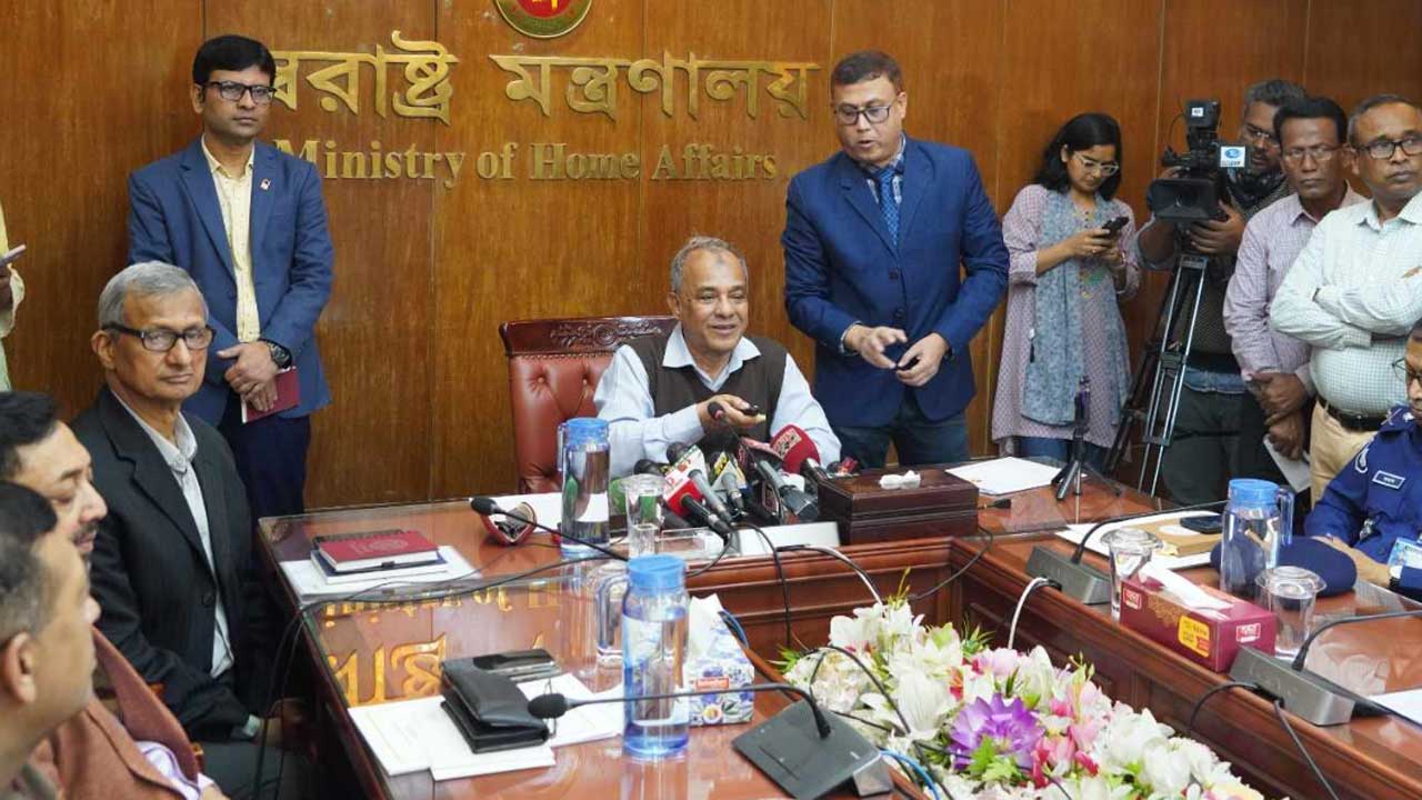 স্বরাষ্ট্র উপদেষ্টা : ১০ মিনিটে অন-অ্যারাইভাল ভিসা দেওয়া হবে