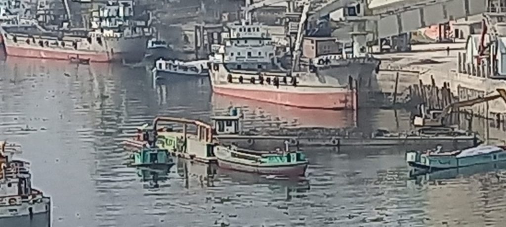 মুন্সীগঞ্জের ধলেশ্বরীতে কাটিং ড্রেজার লাগিয়ে ক্রাউন সিমেন্ট কোম্পানির অবৈধভাবে বালু উত্তোলন ও বিক্রি