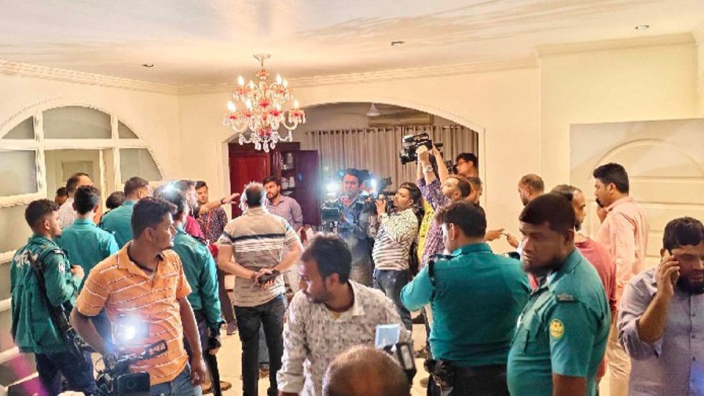 গুলশানে তল্লাশির নামে তছনছ ও ভাঙচুরের ঘটনায় ৩ জন আটক