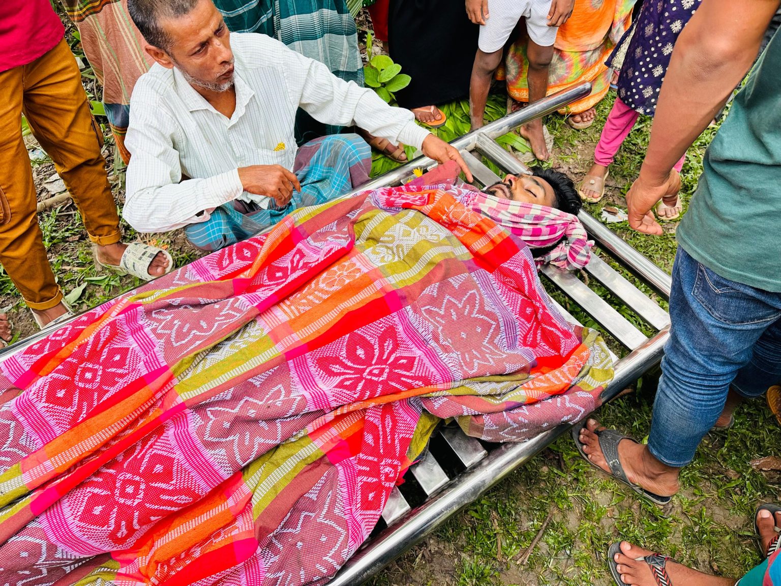 গাজীপুরের শ্রীপুরে তাল গাছে উঠে বিদ্যুৎস্পৃষ্ট হয়ে আকরাম হোসেন নামে এক যুবকের মৃত্যু