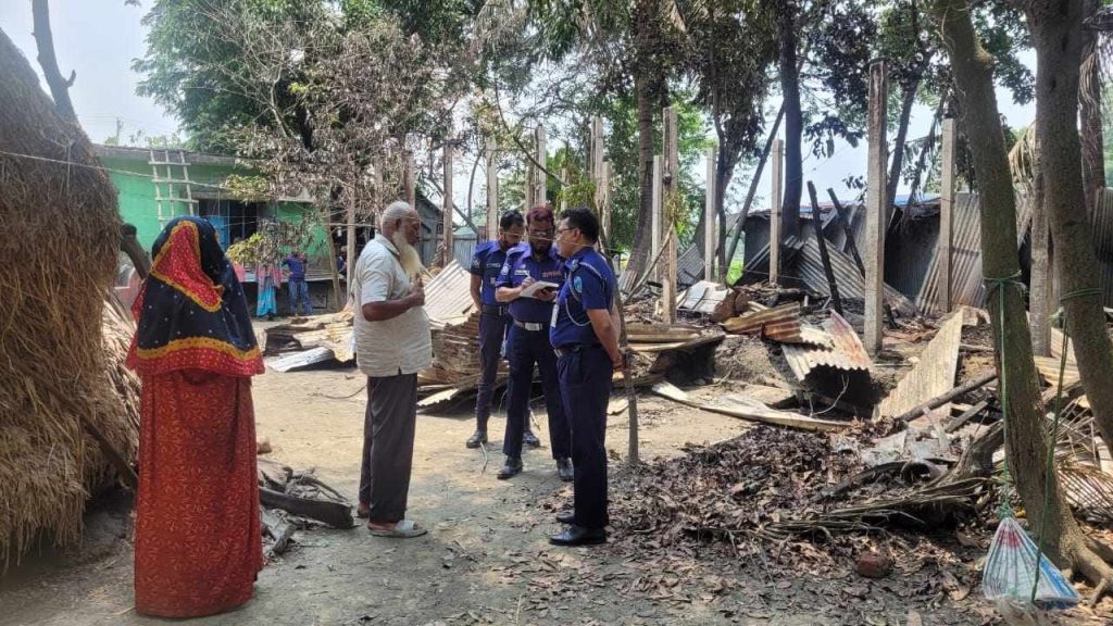 বুড়িচংয়ে দিনে যুবলীগ নেতার নেতৃত্বে সাবেক সেনা সদস্যের বাড়ি-ঘরে হামলা লুটপাট, রাতে আগুন