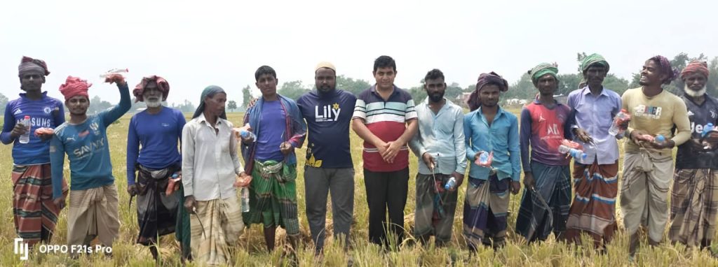 ধামইরহাটে শ্রমিকদের পাশে খাবার নিয়ে হাজির মানবসেবা