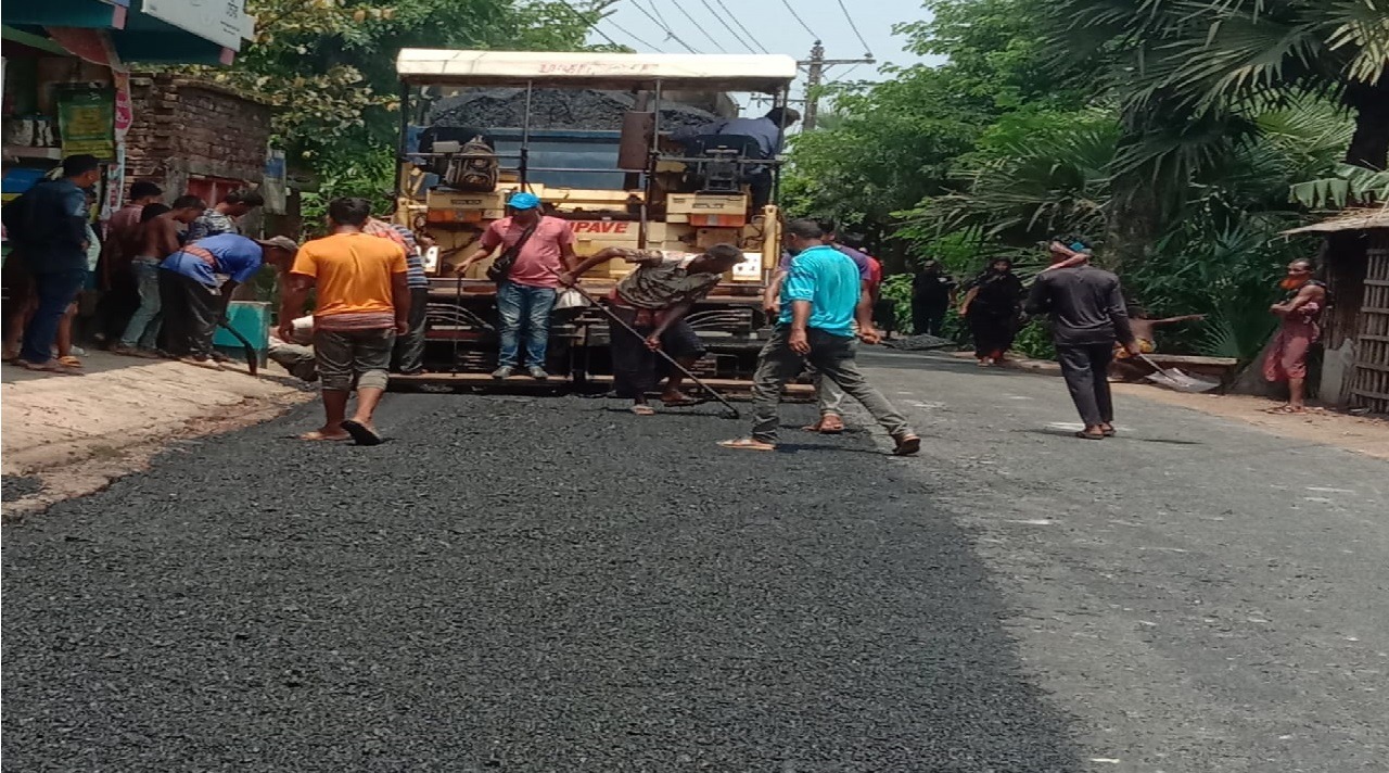 দীর্ঘ প্রতীক্ষার পরে আশাশুনির কুল্লা টু দর্গাপুর রোডে কারপেটিং এর কাজ শুরু হওয়ায় জনমনে স্বস্তি