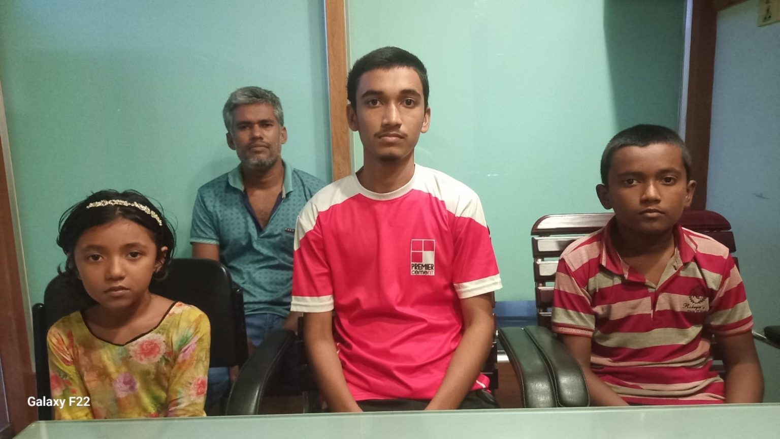 মিথ্যা মামলায় আটক পিতা-মাতার মুক্তির দাবি জানিয়েছে অসহায় ৩ শিশু সন্তান