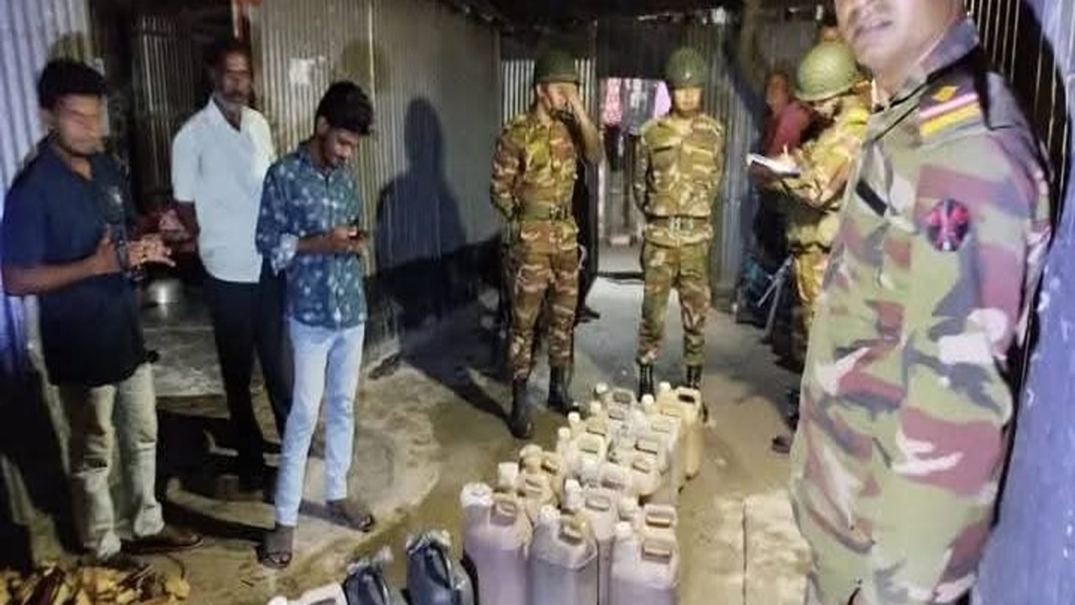 সাঘাটায় সেনাবাহিনী অভিযান চালিয়ে ২৪০ লিটার দেশি মদ সহ আটক-৩