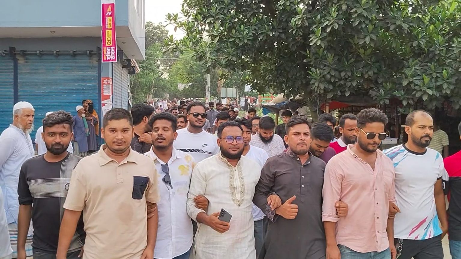 শিবচরে উত্তেজনা, গণতন্ত্র রক্ষায় আন্দোলন চালিয়ে যাওয়ার ঘোষণা