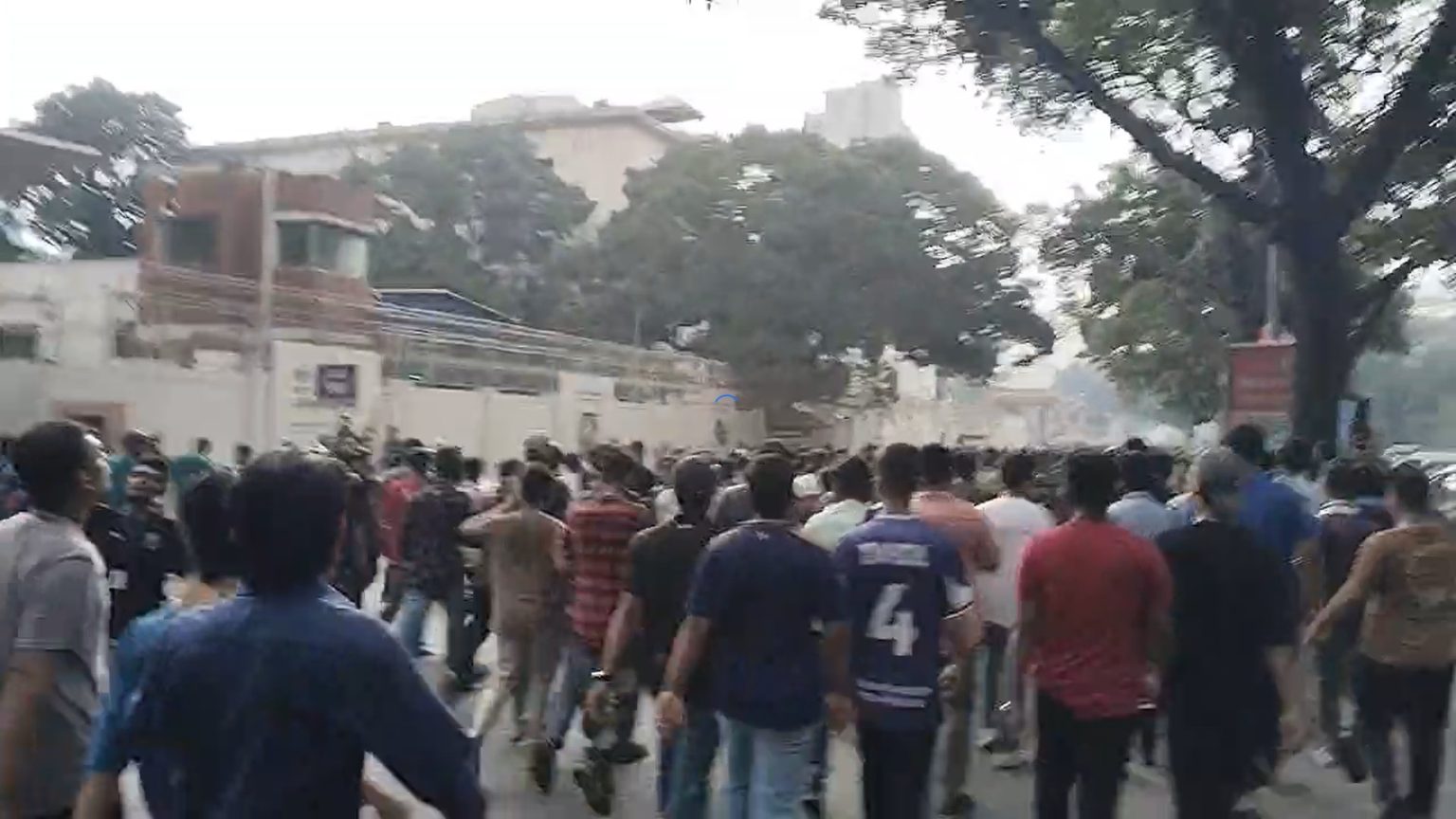 সচিবালয়ের সামনে শিক্ষার্থীদের বিক্ষোভ, শিক্ষা উপদেষ্টার পদত্যাগ দাবি