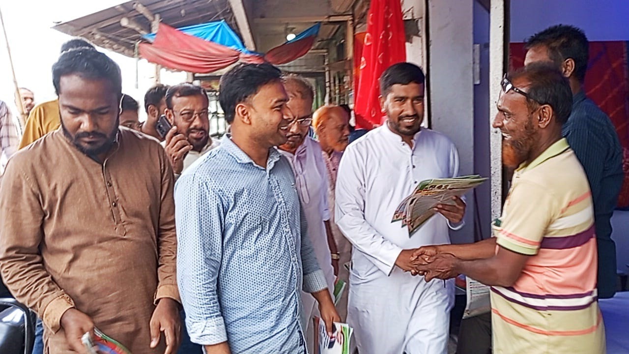 ধামইরহাটে বিএনপি ৩১ দফা বাস্তবায়নের লক্ষ্যে লিফলেট বিতরণ