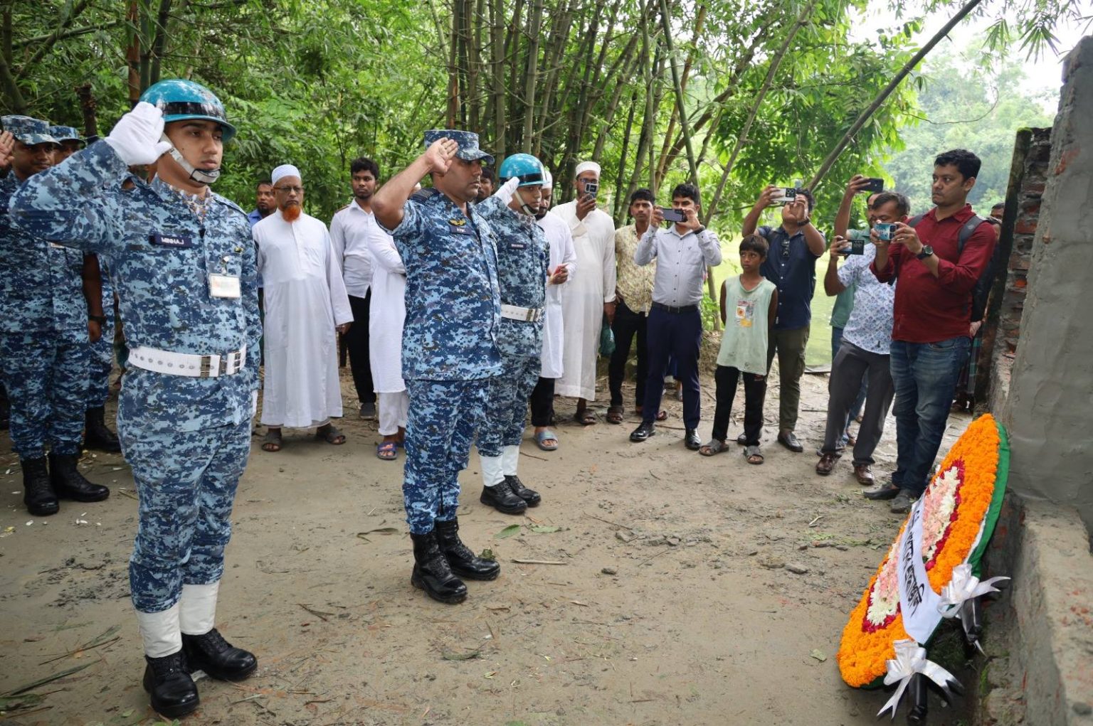 সাম্প্রতিক দুর্ঘটনায় নিহতদের সমাধীতে বিমানবাহিনীর শ্রদ্ধাজ্ঞাপন