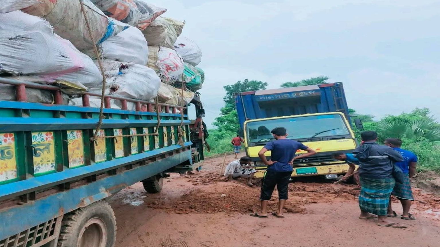 তানোরে সড়কের বেহাল দশা, দুর্ঘটনায় জনজীবন বিপর্যস্ত