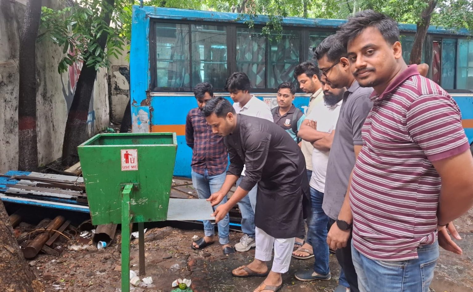 পরিত্যক্ত ডাস্টবিন সংস্কার করলেন জবি ছাত্রদল নেতা শাহরিয়ার