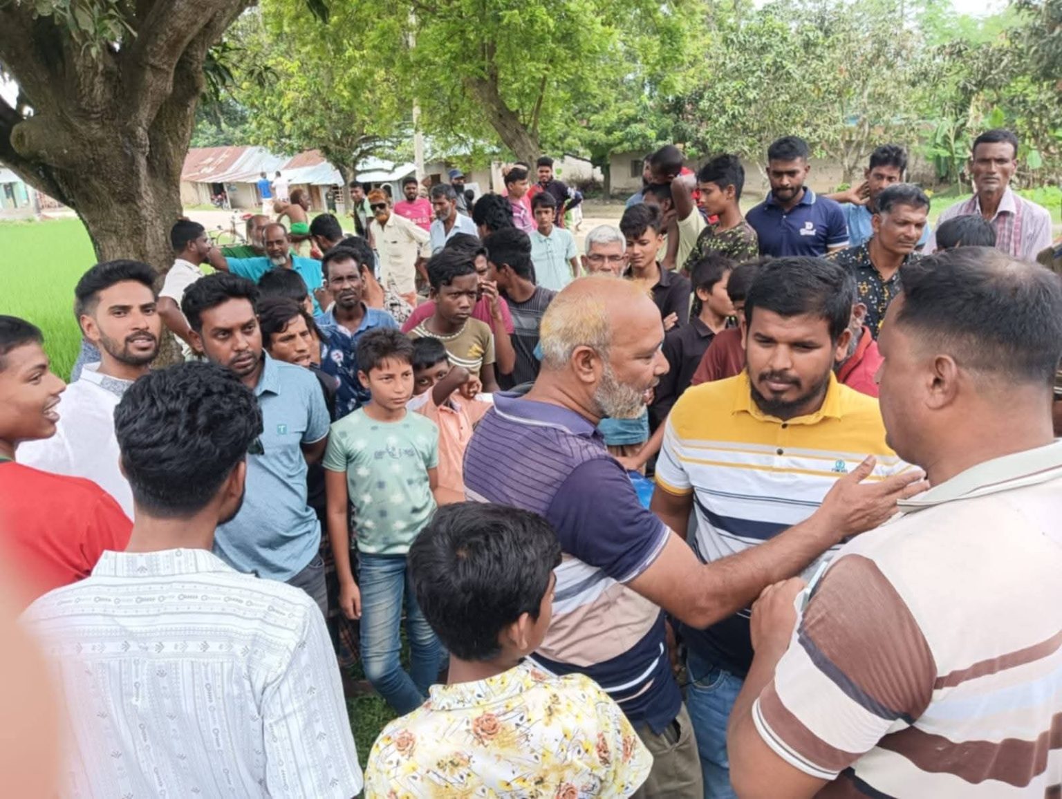 তানোরে আওয়ামী লীগের দুই কর্মী দেয়ালে স্লোগান লিখতে গিয়ে আটক
