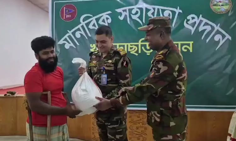 খাগড়াছড়িতে সেনাবাহিনীর মানবিক সহায়তা প্রদান