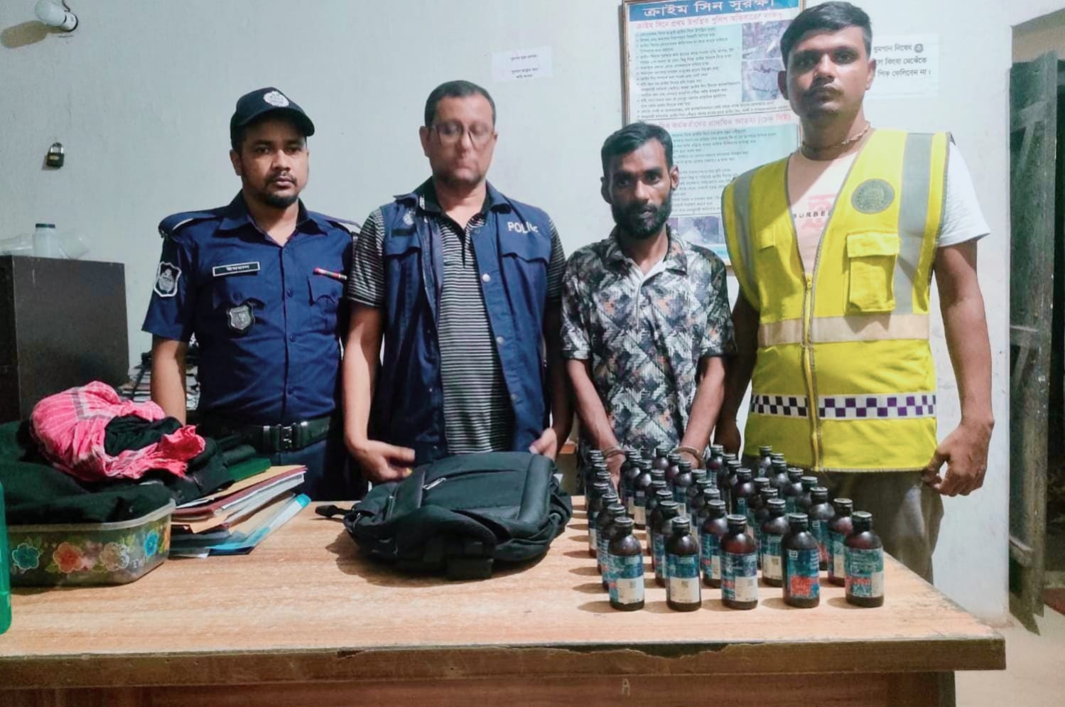কমলগঞ্জে অভিযান ৪০ বোতল ফেন্সিডিলসহ মাদক ব্যবসায়ী আটক
