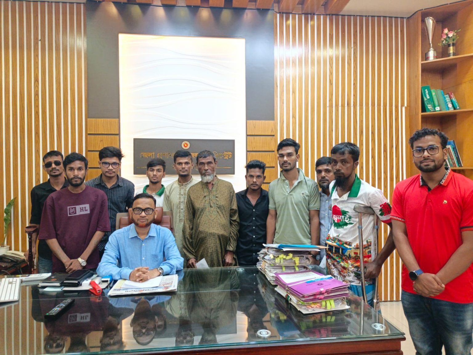 ময়মনসিংহে জুলাই যোদ্ধাদের নগদ আর্থিক সহায়তা তুলে দিলেন ডিসি মুফিদুল আলম