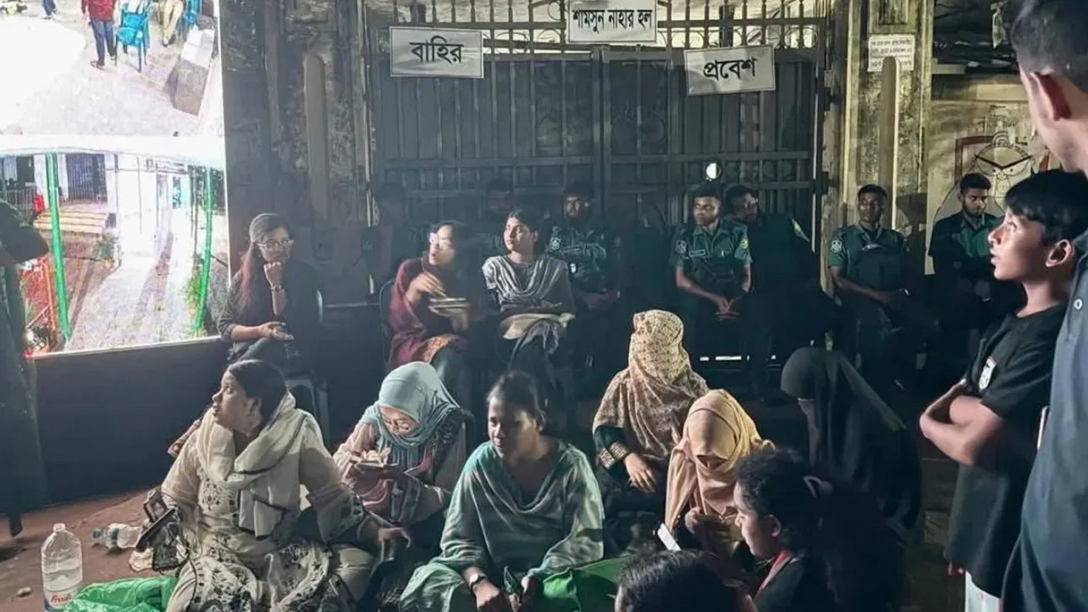 ডাকসু নির্বাচন ফলাফল : ইউল্যাব কেন্দ্রে তীব্র উত্তেজনা