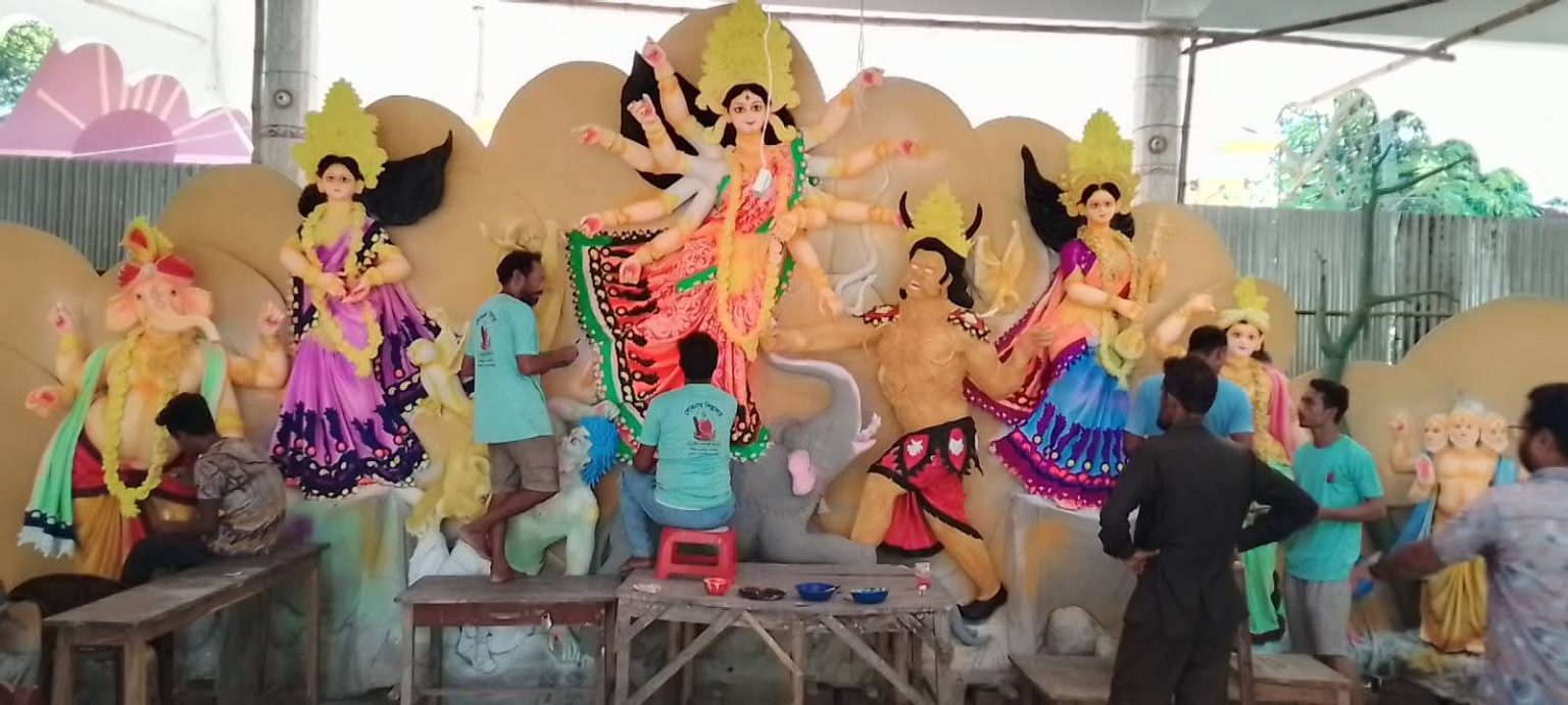 গাইবান্ধায় দুর্গোৎসবের আমেজ প্রতিমায় শেষ আঁচড় দিচ্ছেন শিল্পীরা