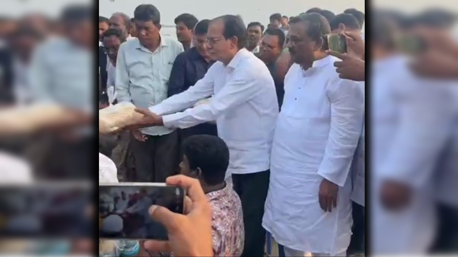 তিস্তা বানভাসি মানুষের মাঝে ত্রাণ বিতরণ করেন আসাদুল হাবিব দুলু