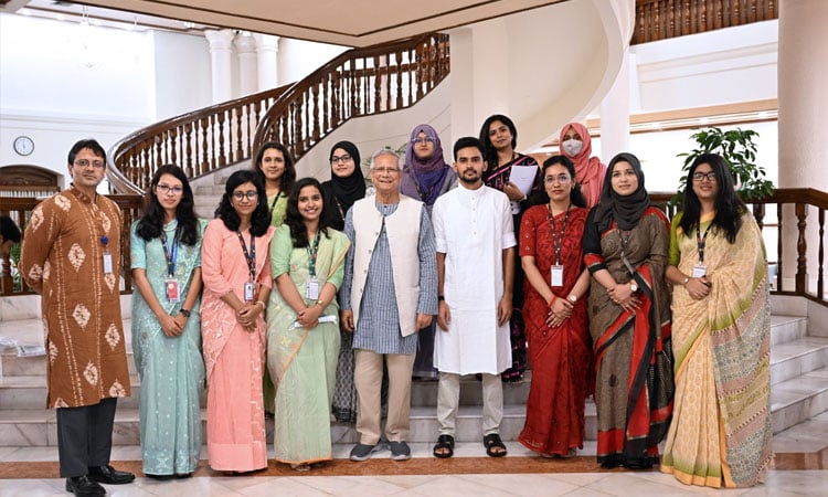 জাতীয় নীতি প্রতিযোগিতায় বিজয়ী শিক্ষার্থীদের সঙ্গে প্রধান উপদেষ্টার শুভেচ্ছা বিনিময়