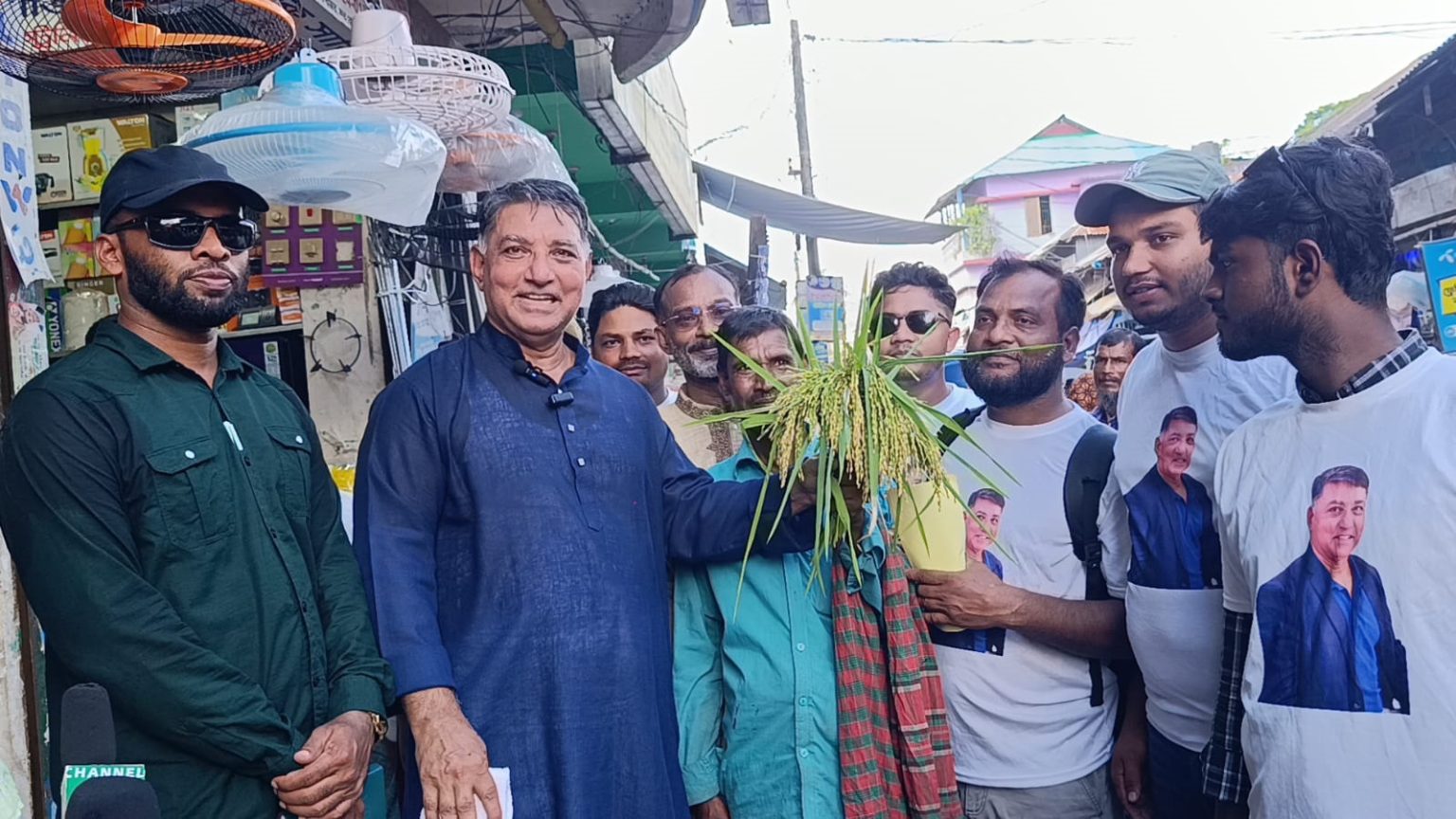 বরগুনা-২ আসনে বিএনপির সম্ভাব্য প্রার্থী কর্নেল হারুন আর রশিদকে ধান উপহার দিলো নুরুল ইসলাম