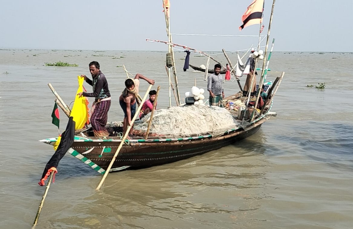 ভোলায় প্রায় ২ লাখ টন ইলিশ আহরণে নদীতে জেলেরা