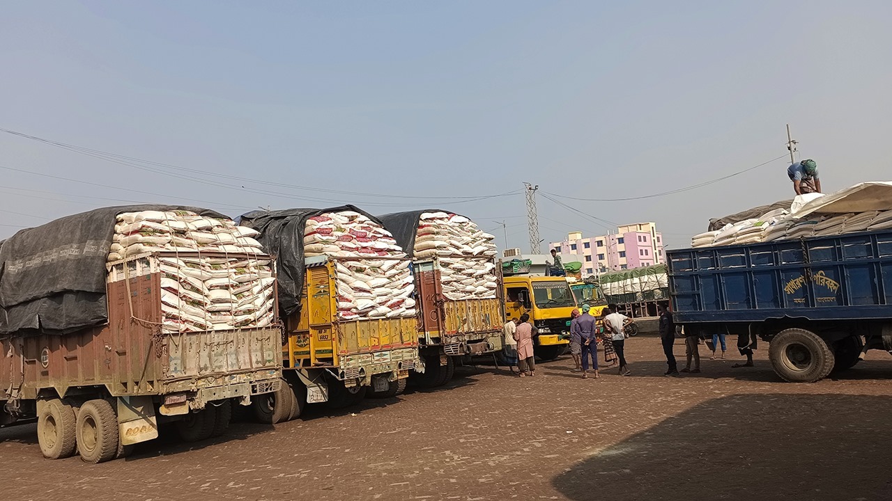 সাতক্ষীরার ভোমরা স্থলবন্দরে আমদানি বাড়লেও কমছে না চালের দাম