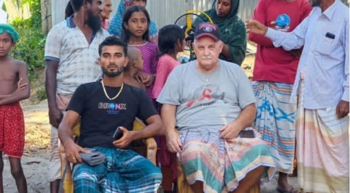 বন্ধুত্বের টানে রাজমিস্ত্রীর বাড়িতে এলেন মার্কিন নাগরিক