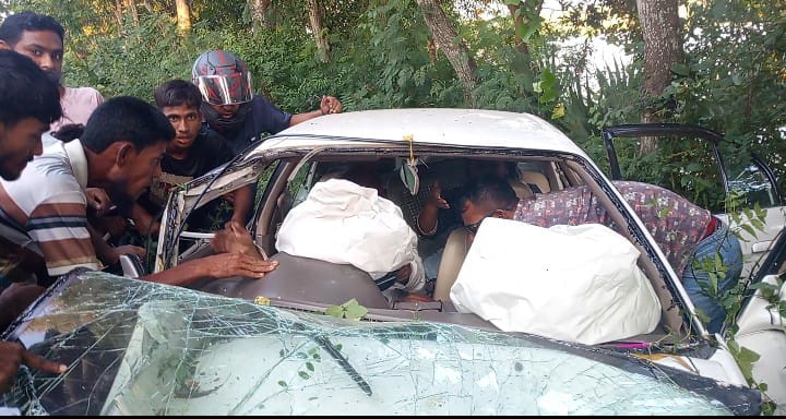 মোল্লাহাটে প্রাইভেটকার নিয়ন্ত্রণ হারিয়ে আহত তিন জন