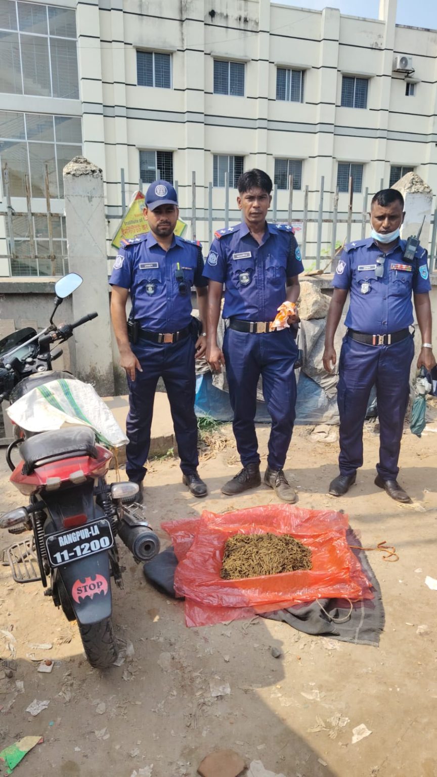 গাইবান্ধায় ট্রাফিক সার্জেন্ট জাহাঙ্গীর আলম এর নেতৃত্বে বিপুল পরিমাণ মাদকদ্রব্য জব্দ।