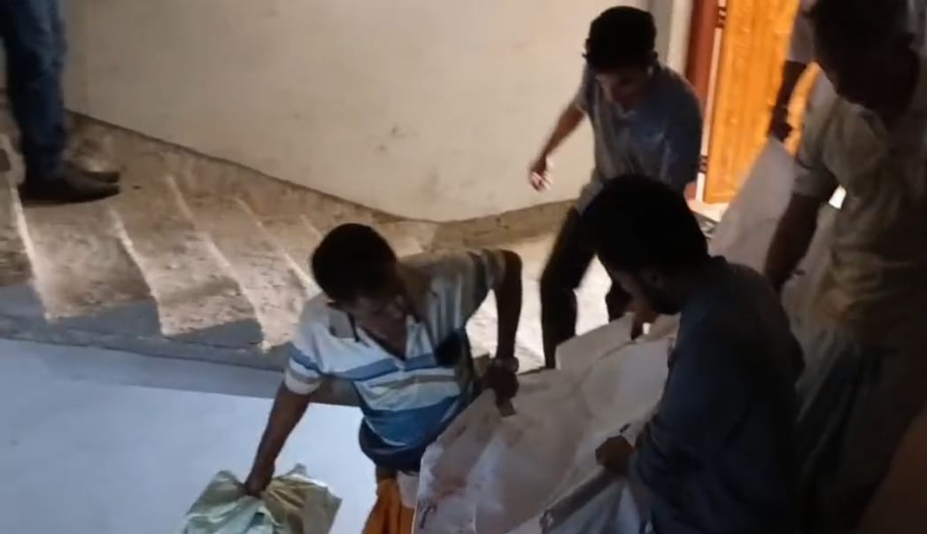 গাজীপুরে ঘরের মধ্যে মিলল স্ত্রীর গলাকাটা মরদেহ, স্বামী গুরুতর আহত