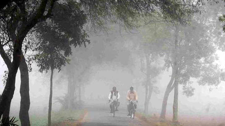 লালমনিরহাটে ভোরের আলো ফোটার আগেই ঘন কুয়াশা, শীতের আগমনবার্তা