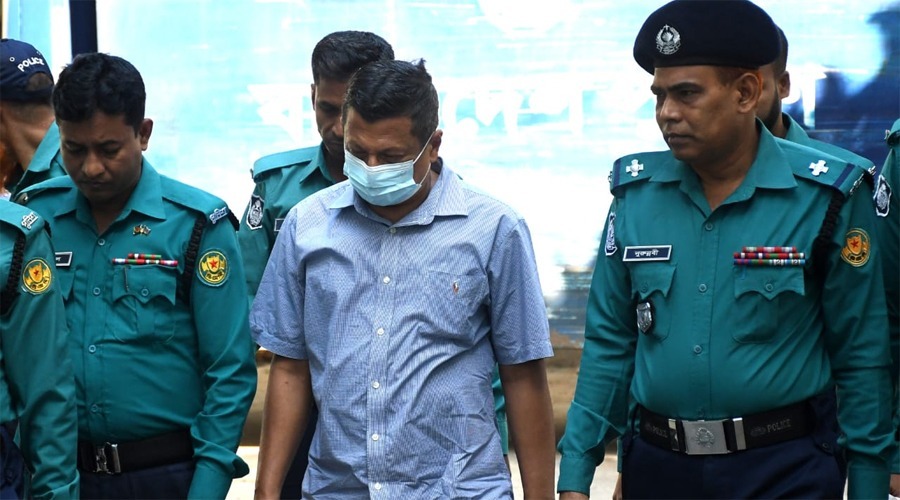 মাস্ক পড়ে ট্রাইব্যুনালে ঢুকলেন সাবেক আইজিপি মামুন