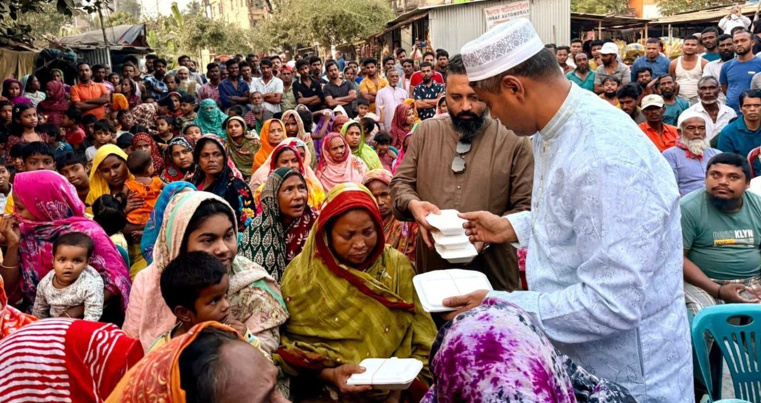 সারাদিনব্যাপী ঢাকা ১৮ আসনের এস এম জাহাঙ্গীর হোসেন দোয়া মাহফিল ও তবারক বিতরণ করেন