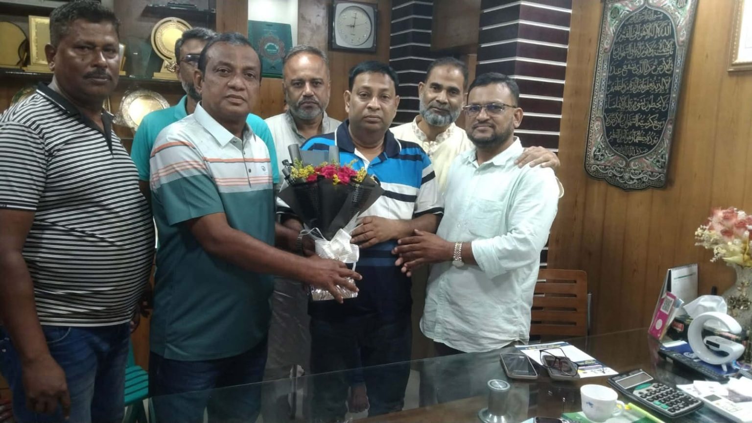 খুলনা ৬ আসনের বিএনপির মনোনীত প্রার্থী এস এম মনিরুল হাসান বাপ্পীকে ফুলের শুভেচ্ছা