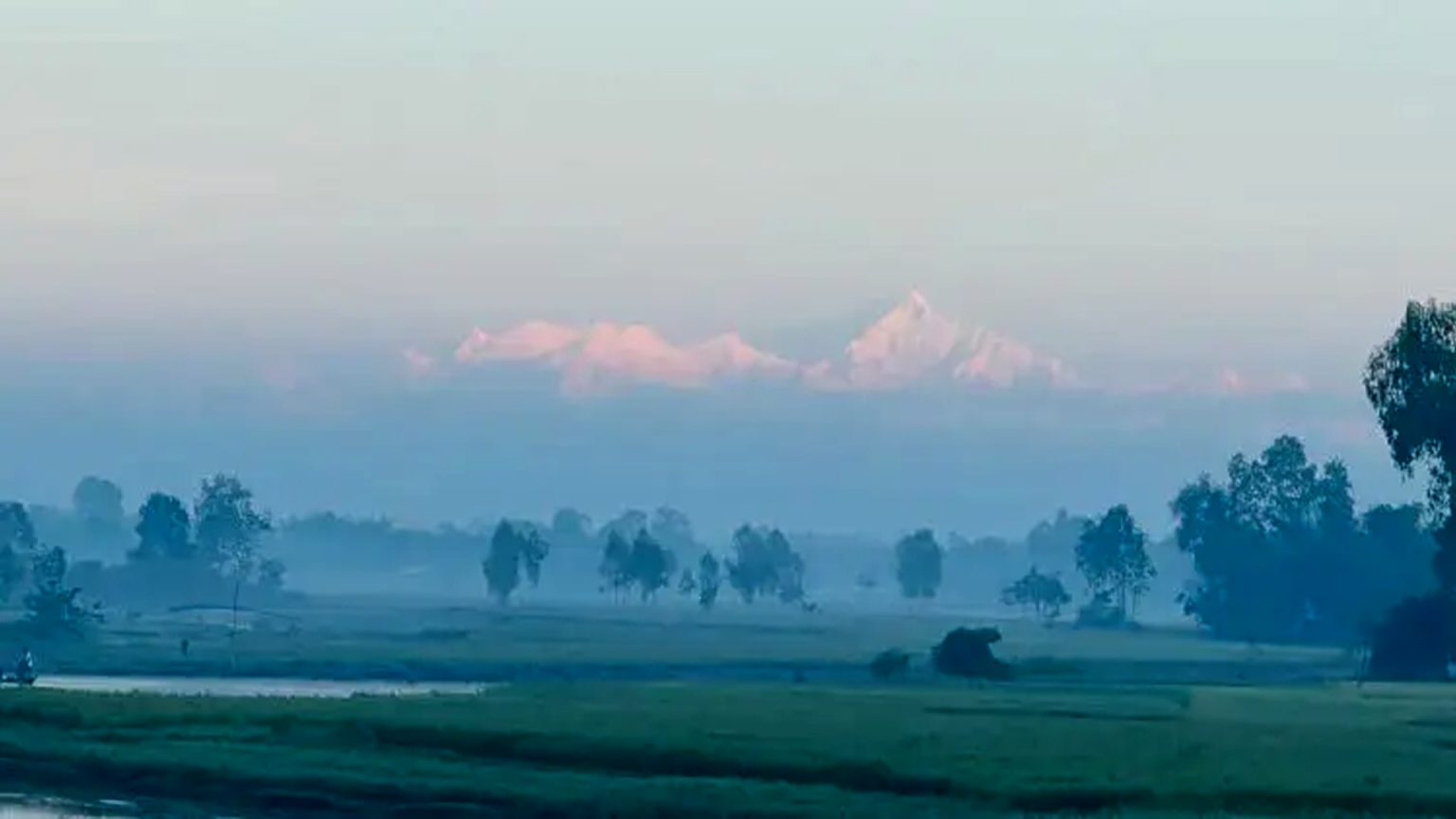 লালমনিরহাটে তিস্তার তীরে মেঘমুক্ত আকাশে উঁকি দিচ্ছে পর্বতশৃঙ্গ কাঞ্চনজঙ্ঘা