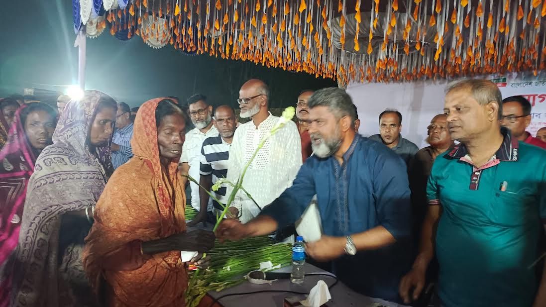 নওগাঁয় সনাতন ধর্মাবলম্বী ও ক্ষুদ্র নৃগোষ্ঠীর পাঁচ শতাধিক পরিবারের বিএনপিতে যোগদান