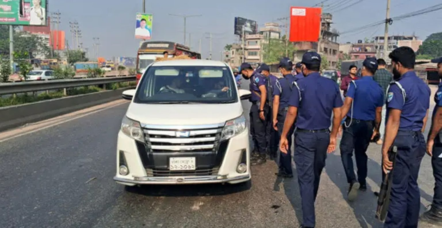 লকডাউন কর্মসূচি ঘিরে আমিনবাজারে পুলিশের চেকপোস্ট, যানবাহনে তল্লাশি